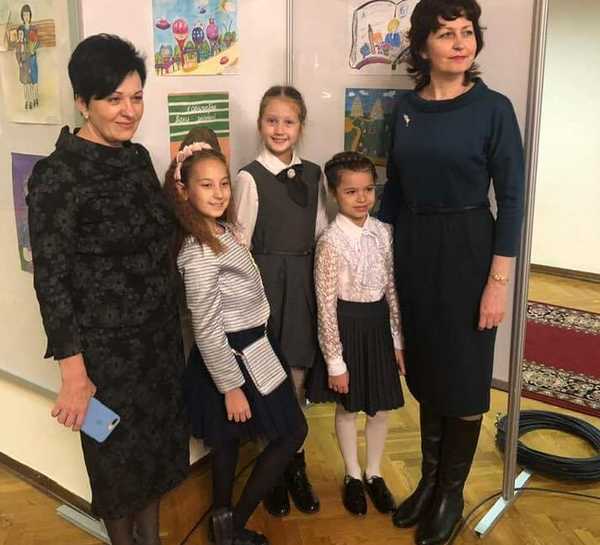 Брянские школьницы стали финалистами на выставке рисунков в Госдуме