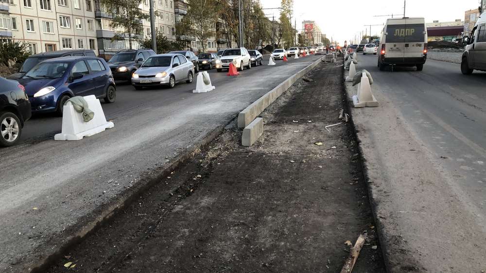 На улице Авиационной в Брянске делают широкую разделительную полосу с газоном