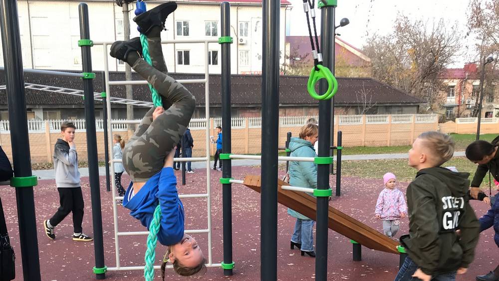 Брянские дети с большим удовольствием развлекаются в Майском парке