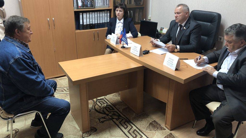 Депутат Госдумы Валентин Суббот провел в Унече прием граждан по вопросам пенсионного обеспечения