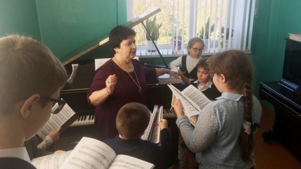 Карачевской детской школе искусств вручили саксофон и учебную литературу