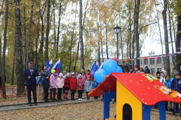 Современная детская площадка открылась в Брянском Рогнедино