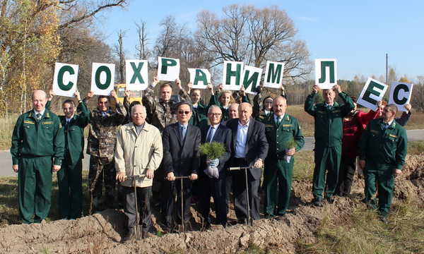 Брянские добровольцы и лесники участвуют в экологической акции «Сохраним лес»