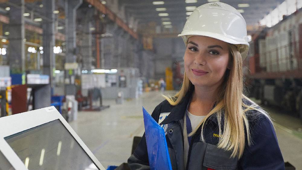 Представительница третьего поколения династии на БМЗ Алина Глазкрицкая названа лицом Брянской области