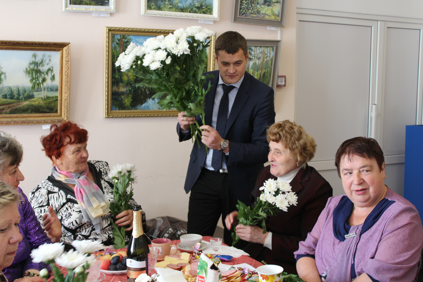 В Брянском Карачеве поздравили ветеранов педагогического труда