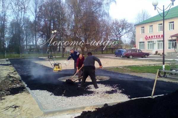 В брянском Локте в рамках программы инициативного бюджетирования строят детскую площадку