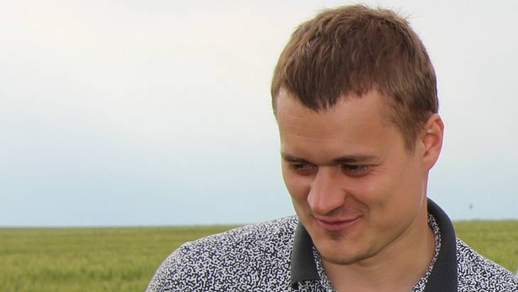 Депутат Брянской областной думы Роман Мимонов помог жительнице Карачева восстановить крышу дома, пострадавшего от пожара