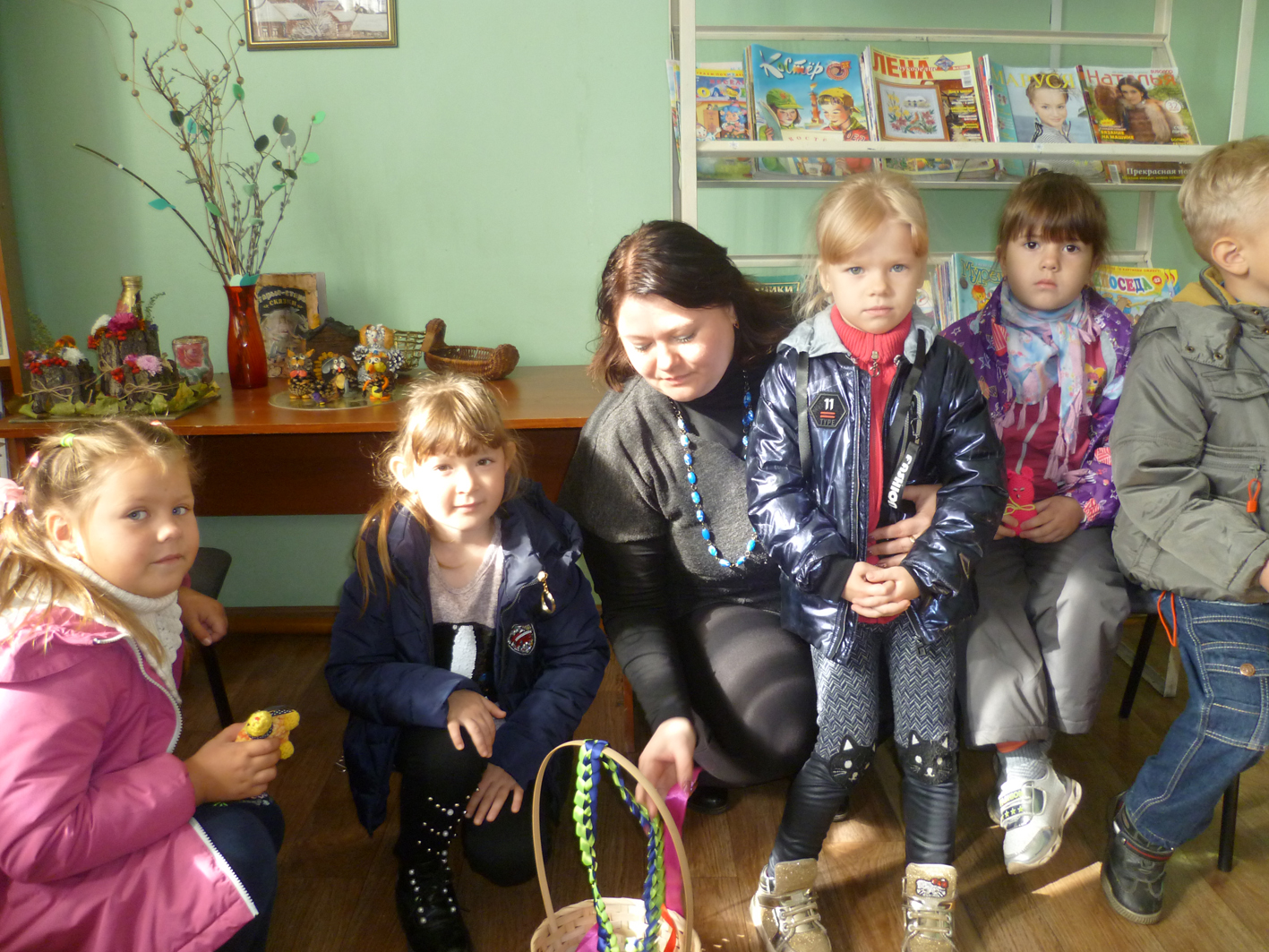 На заседании клуба «Территория творчества» в районной библиотеке провели мастер-класс по изготовлению фенечек