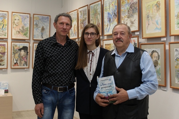 В Брянске открылась семейная выставка «С творческой мыслью и фантазией с кистью»