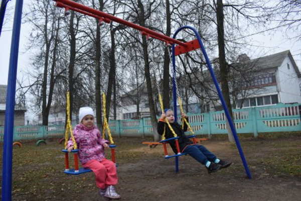 На площадке в жирятинском детском саду «Колокольчик»  установили новое игровое оборудование