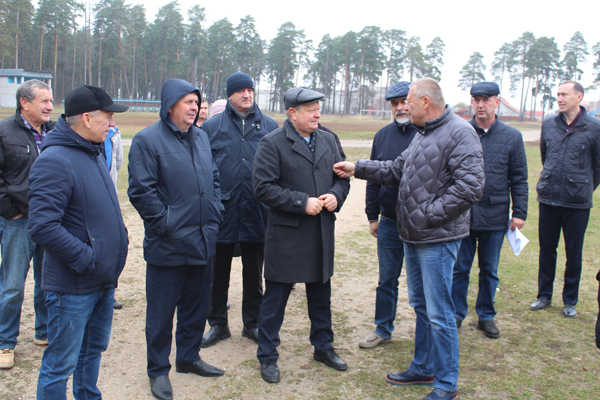 Врио заместителя губернатора Брянской области Сергей Тимошенко провёл оперативное совещание на месте строительства Ледового дворца в Жуковке