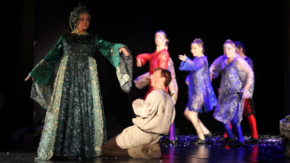 Валентина Миронова организовала поездку в ТЮЗ для подопечных Карачевского приюта