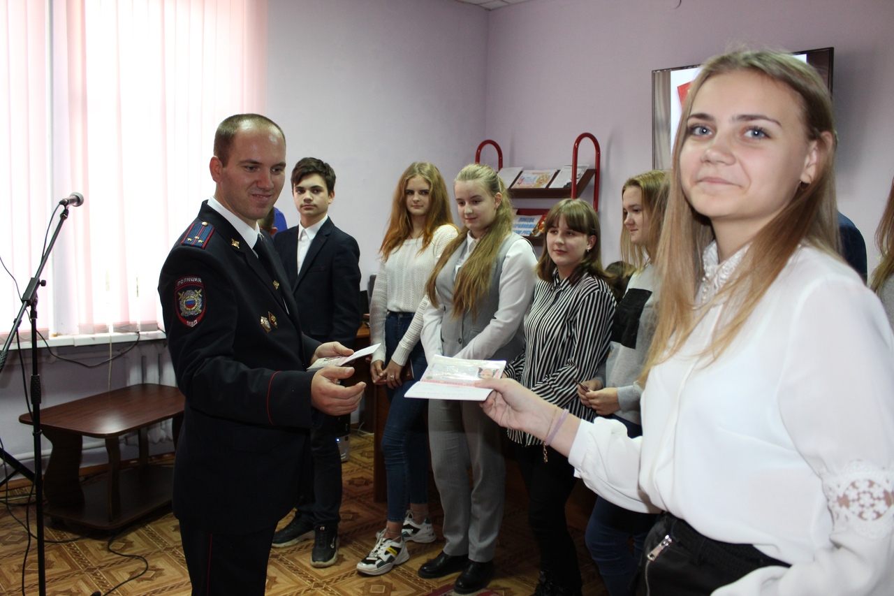 В преддверии Дня народного единства юным гражданам Карачевского района Брянской области торжественно вручили паспорта