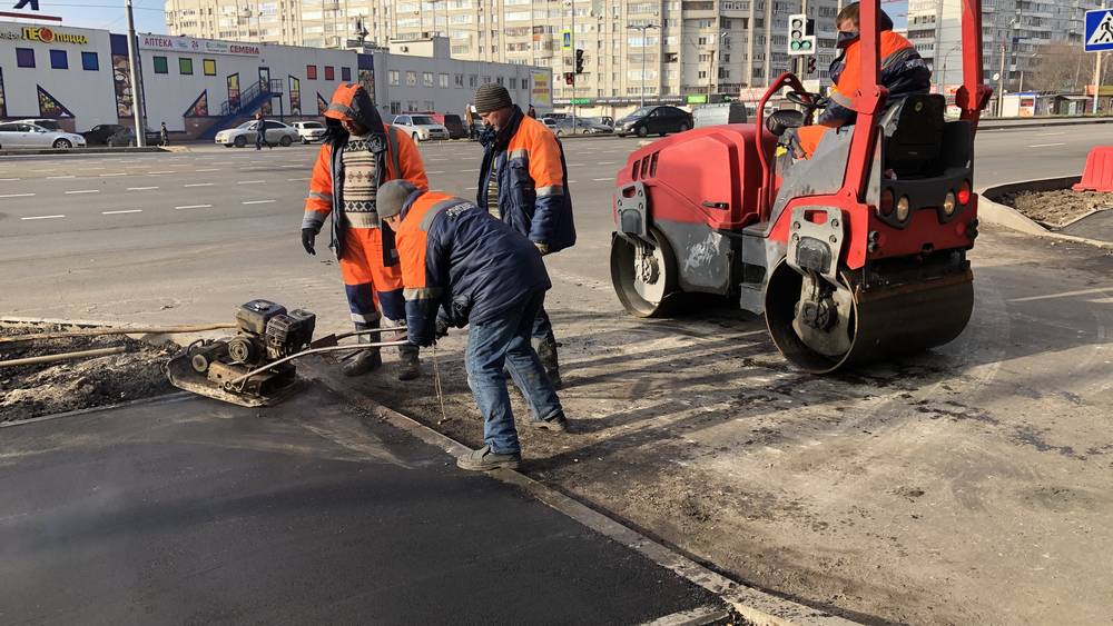 В Брянске на Авиационной достраивают широкий тротуар