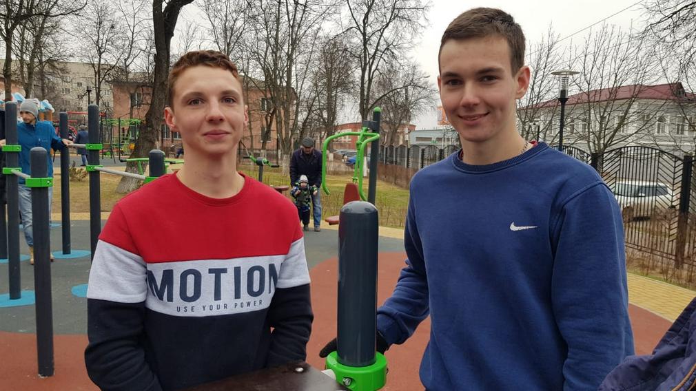 Жители Клинцов с пользой проводят досуг в новом сквере имени Щорса