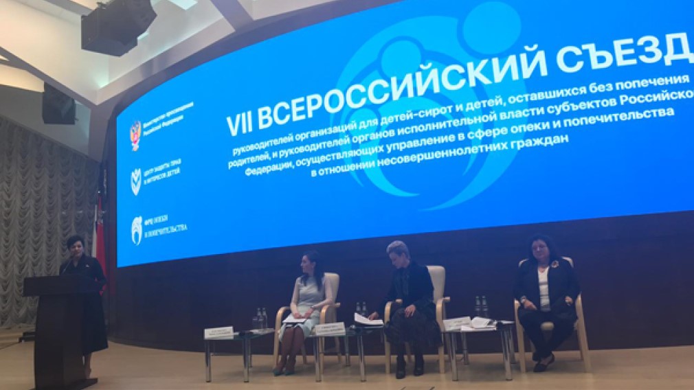 Депутат Государственной Думы Валентина Миронова обсуждает со специалистами меры поддержки детей-сирот