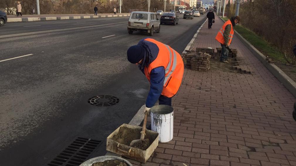 Возле брянского ЦУМа меняют тротуарную плитку на пешеходной дорожке
