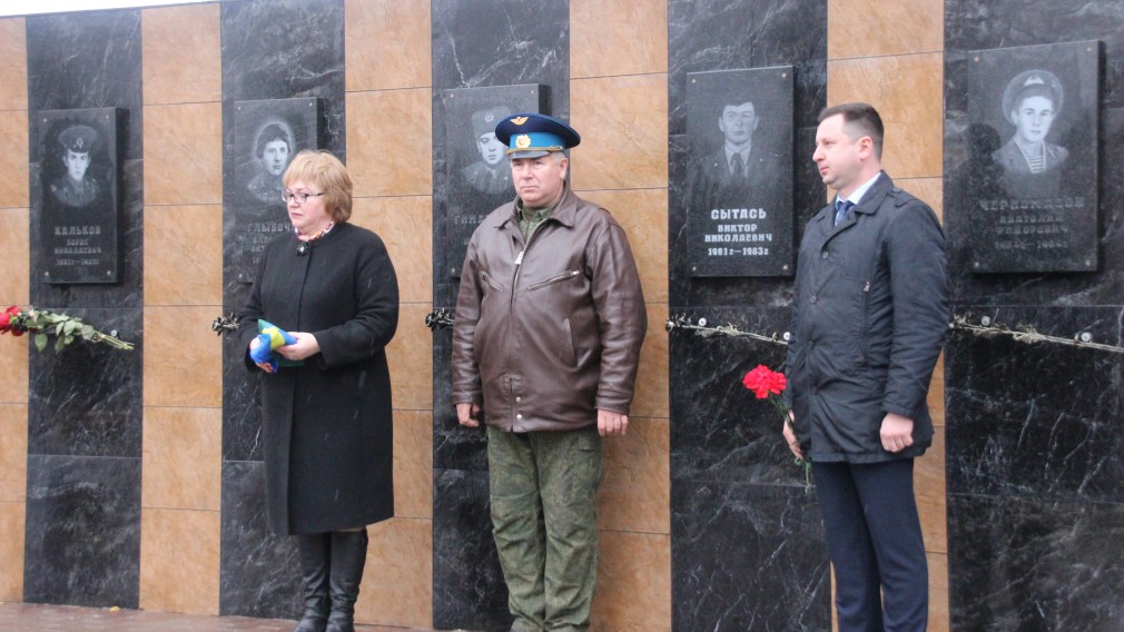 В Почепе восстановили памятник воинам, погибшим в Афганистане и Чечне