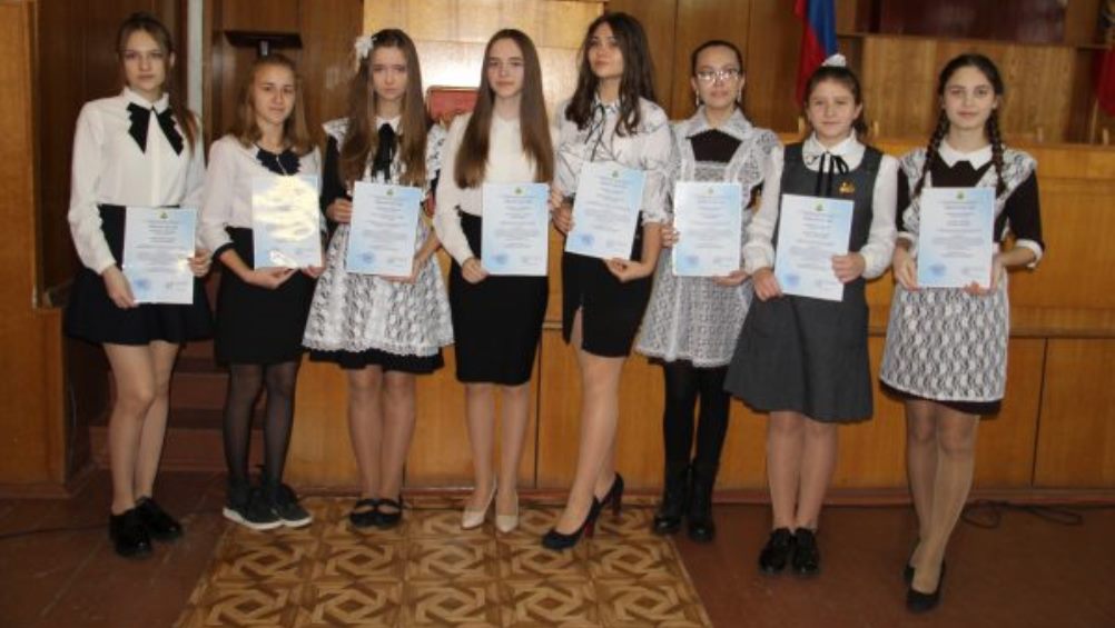 В Брасовском районе 10 школьницам вручили именные стипендии