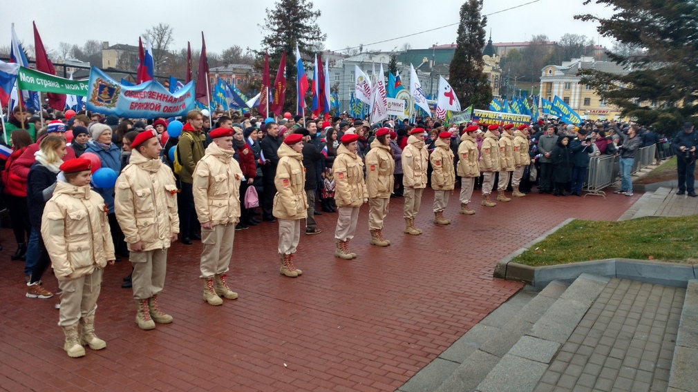 Брянские юнармейцы на Славянской площади празднуют День народного единства