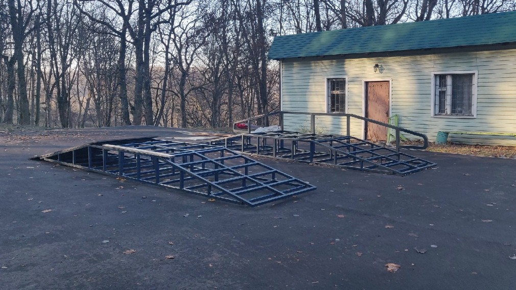 В Брянске депутаты проверили строительство скейт-парка на Кургане