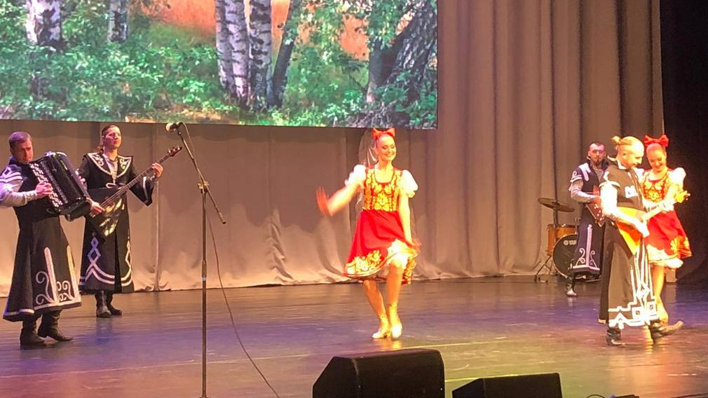 Брянцы наслаждаются концертом ко Дню народного единства