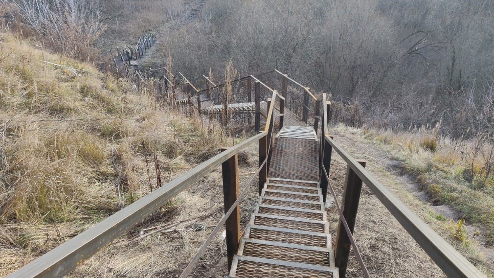 В Брянске на улице Луначарского  монтируют металлическую лестницу