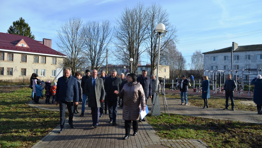 В брянском селе Глинищево Брянского района  открыли обновленный сквер 70-летия Победы в Великой Отечественной войне и Аллею Поколений