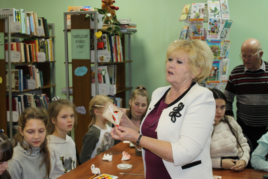 В Карачеве состоялась презентация выставки картин «Берестяная сказка»