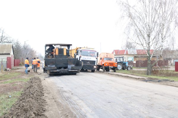 В брянских Комаричах продолжается ремонт дорог
