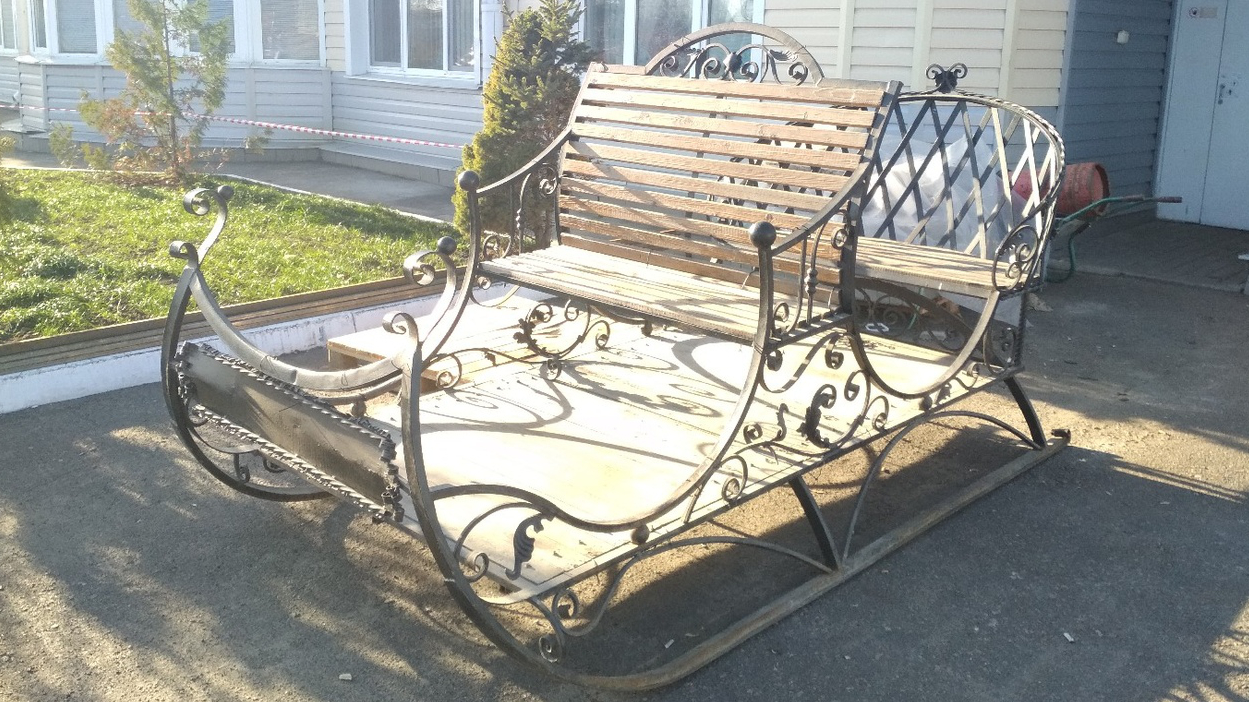 Кузнец из брянского Стародуба Андрей Минаков сделал сани Деда Мороза