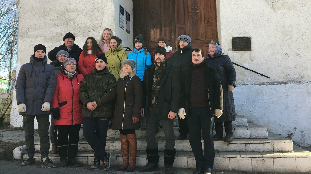 Брянские волонтеры привели в порядок дорогу к храму