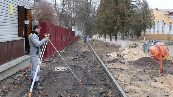 На улице Ленина брянского Севска  обустраивают тротуары