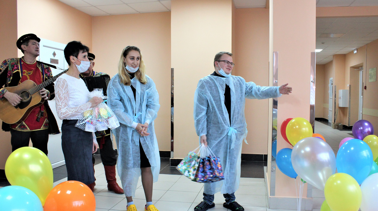 Поздравить мам пришли в  брянский онкогематологический центр