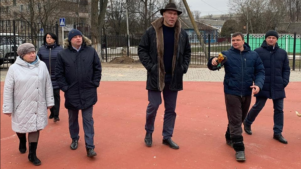 Депутат Госдумы  Николай Валуев проинспектировал стадион в Стародубе