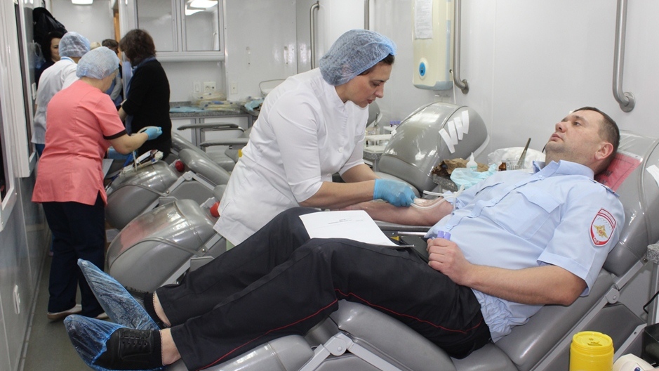 Брянские полицейские приняли участие в донорской акции