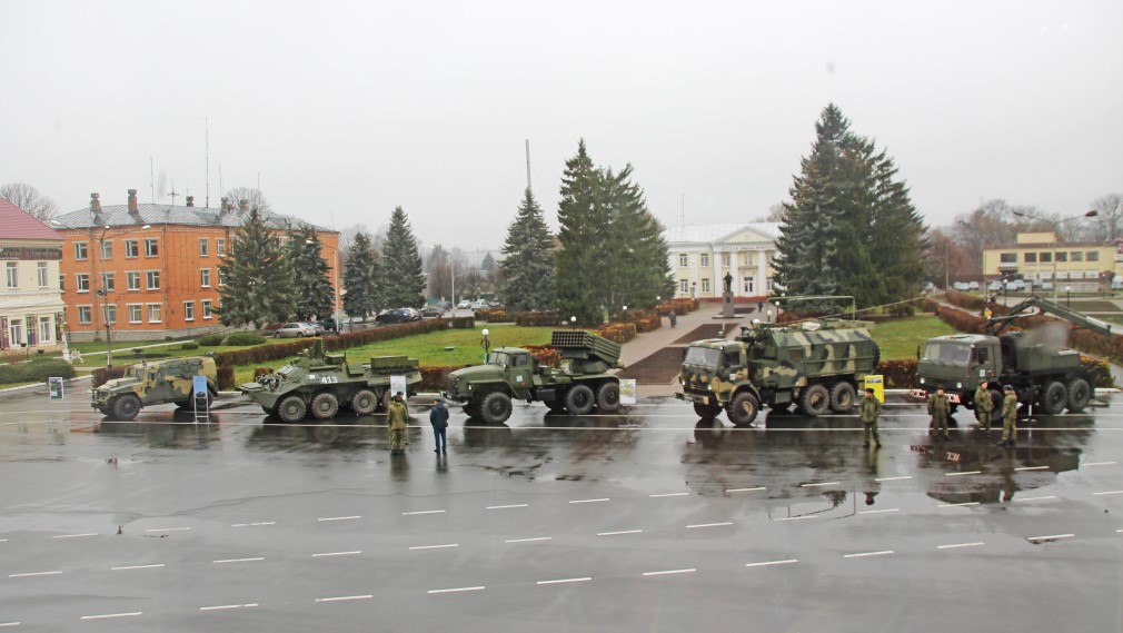 В брянском Почепе проходит выставка артиллерийского вооружения