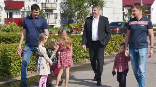 Брянцы продолжают поздравлять губернатора с рождением внука