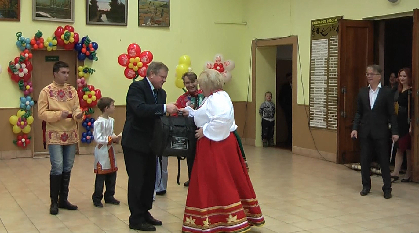 Жуковской многодетной семье Федоткиных подарили новую гармонь