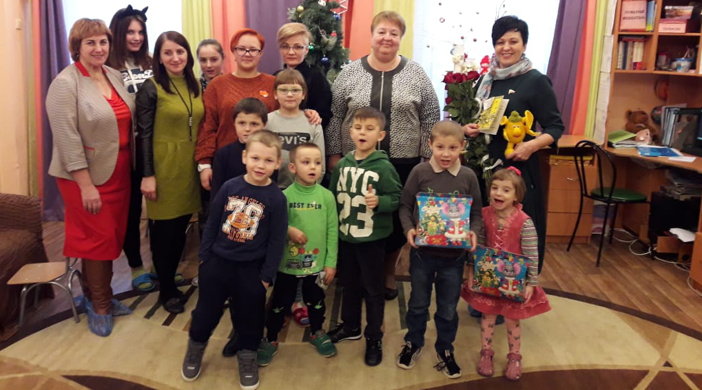 Валентина Миронова подарила детям села Глинищево сладкие презенты