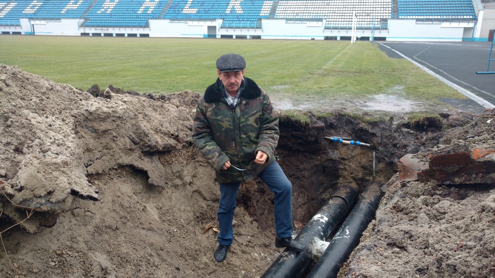 На стадионе брянского Динамо проложили трубы новой теплотрассы