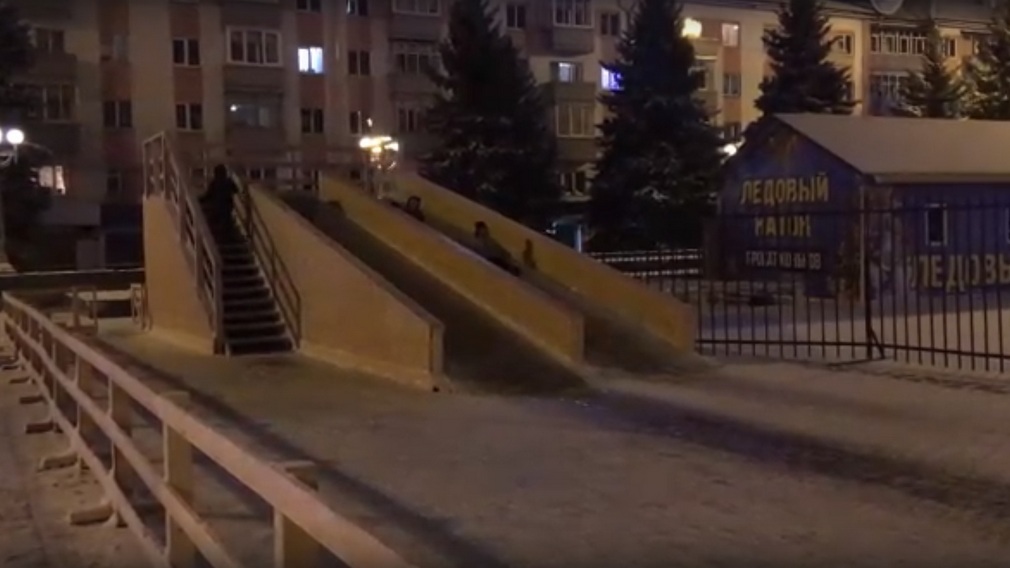 В Брянске на площади Партизан залили ледяную горку