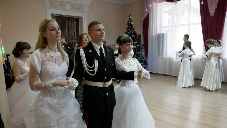 В Брянске прошел новогодний бал  для кадетов и гимназистов