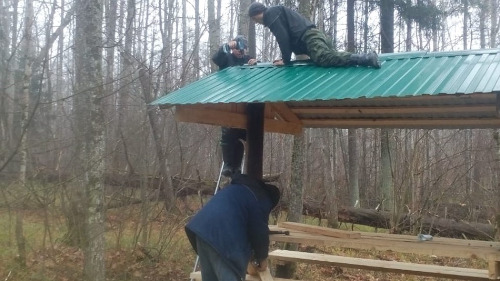 Брянские лесники реконструировали стоянку на месте гибели бежицких партизан