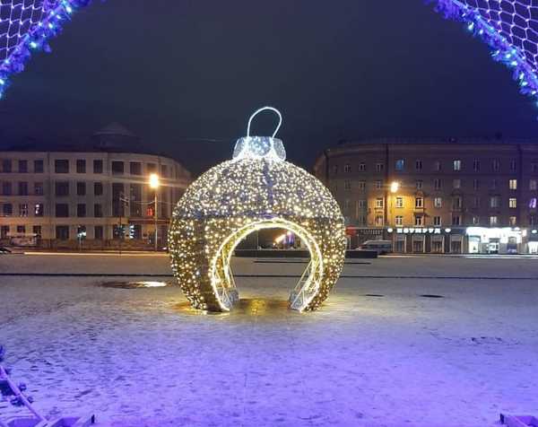 Новогодние декорации сделали Брянск сказочным