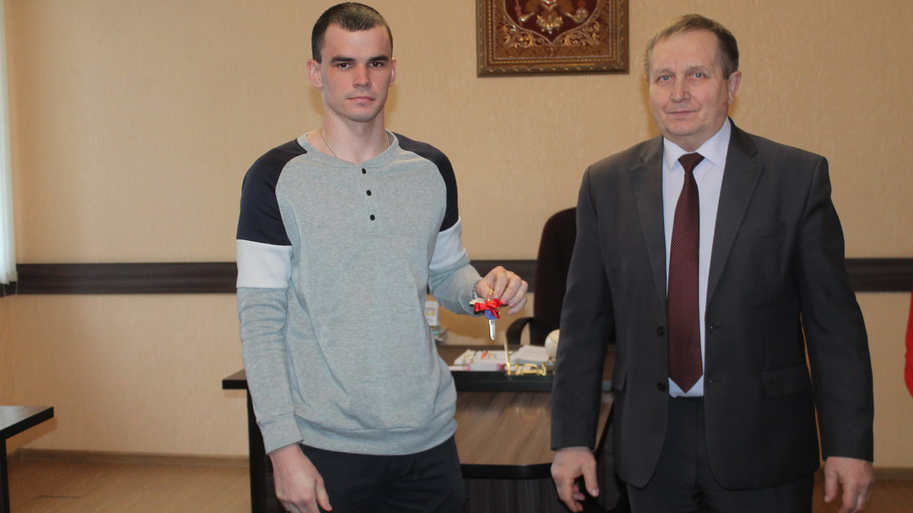 В брянской Суземке детям-сиротам выдали ключи от новых квартир