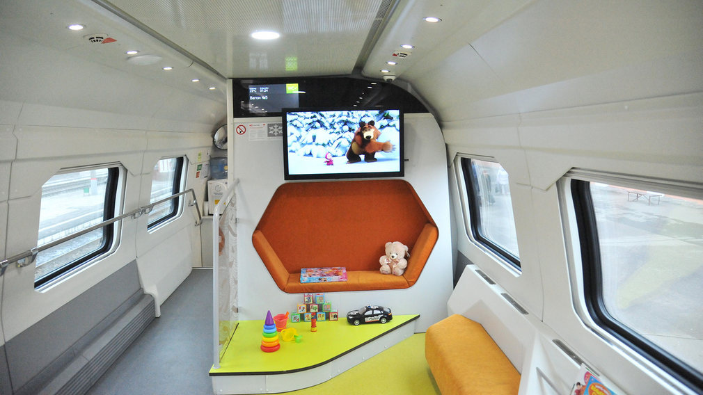 Двухэтажные поезда «Брянск-Москва» обустроят вагонами с детскими игровыми комнатами