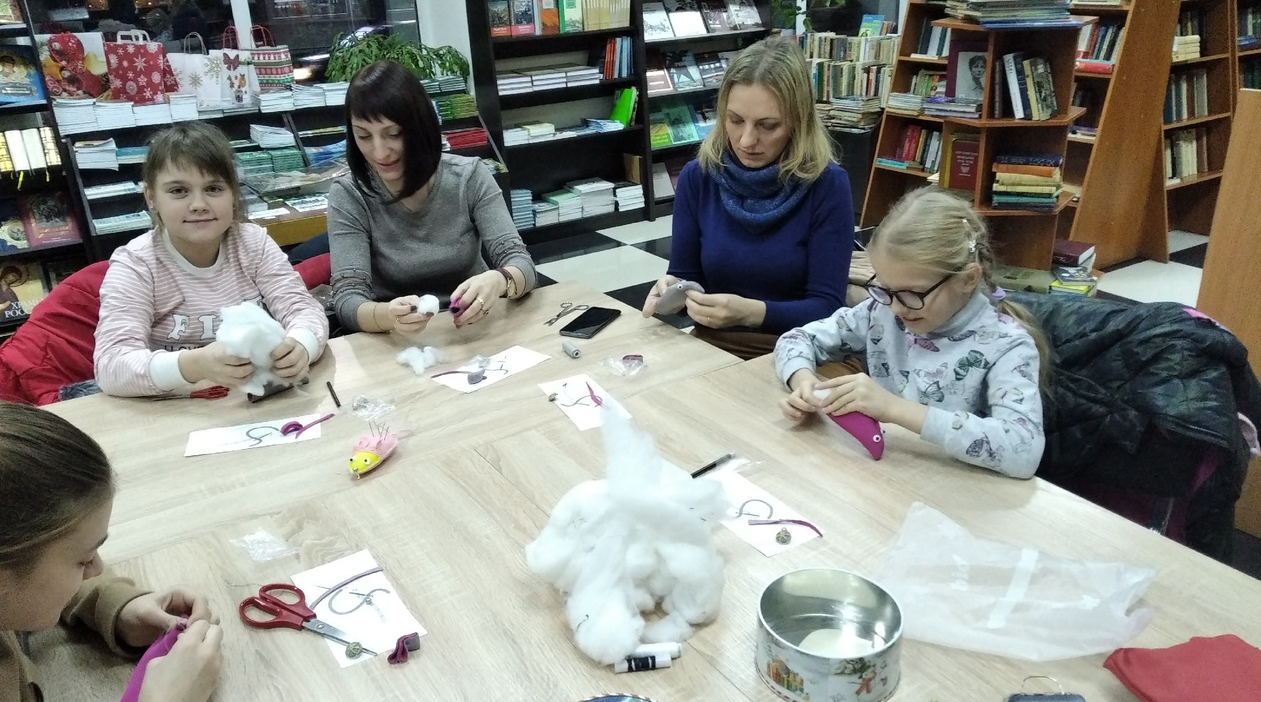 В Брянсккниге на мастер-классе научили делать символ нового года