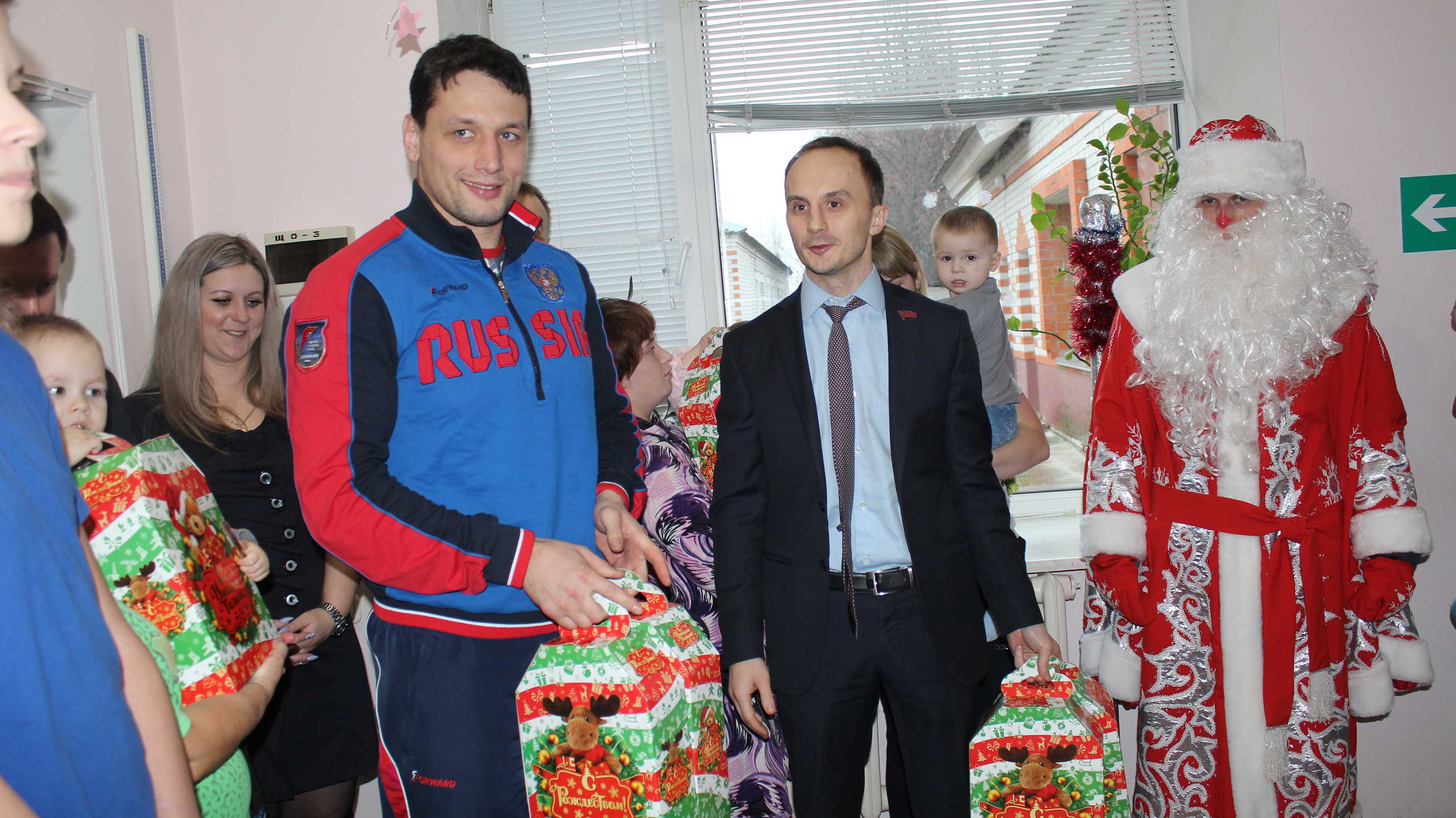 Брянский самбист Артем Осипенко вместе с депутатом Артемом Ашеко поздравили почепских детей с Новым годом