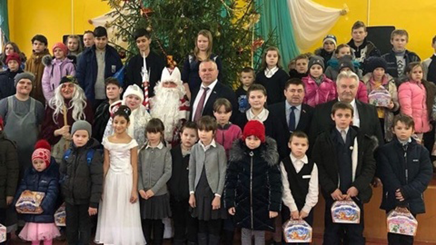 Погарским детям из малообеспеченных семей Валентин Суббот и Эдуард Дуданов вручили новогодние подарки